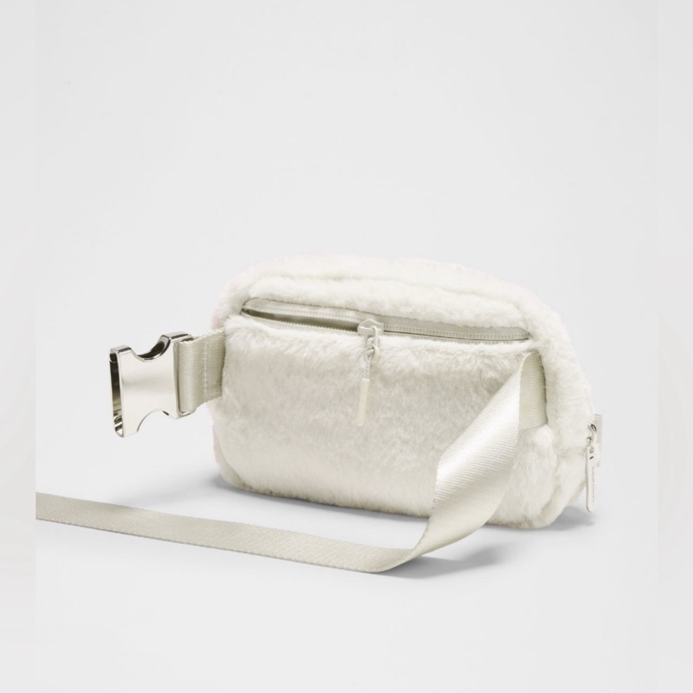 Lululemon NWT Everywhere Belt Bag *plush fleece Bone/Silver - Picture 5 of 7